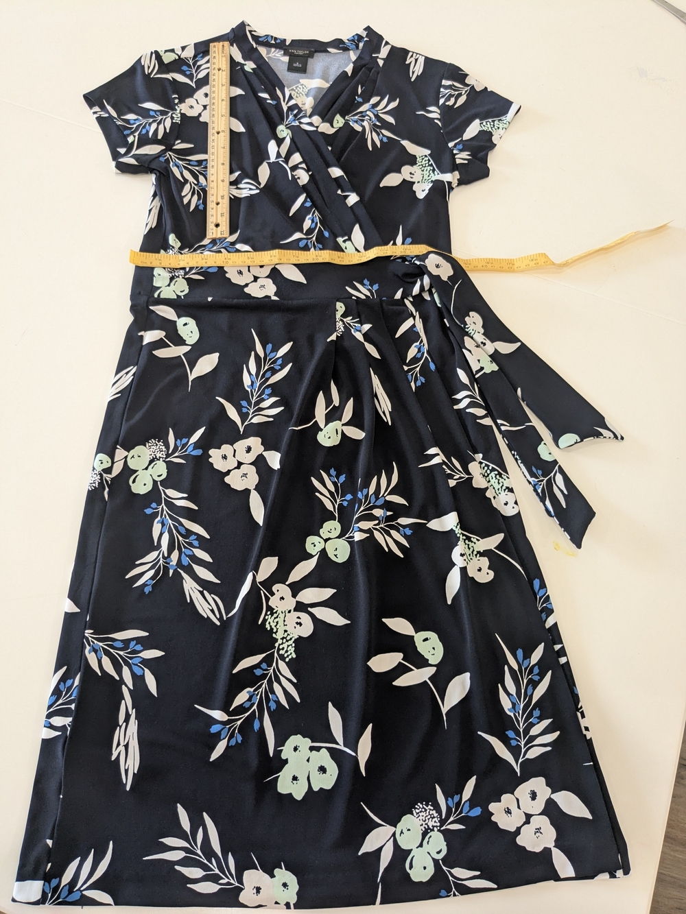 Ann Taylor Factory Size 6 Navy Floral Short Sleeve Wrap Dress – Tie Waist Midi